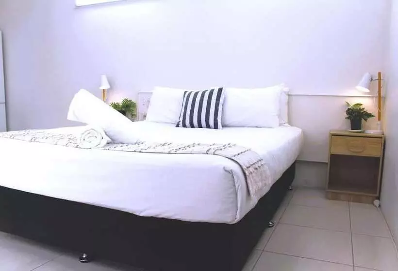 استودیوی لوکس, Camden Motor Inn