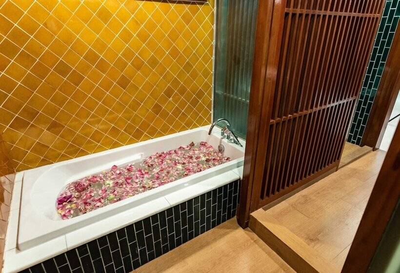 اتاق سوپریور, Dang Derm Khaosan