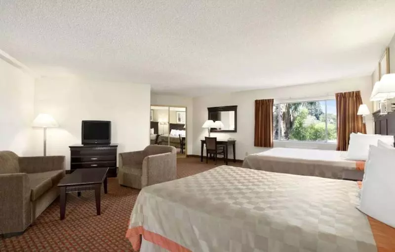 Sviitti King-vuode, Days Inn & Suites By Wyndham Rancho Cordova