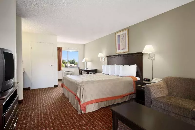 Standard-huone King-vuode, Days Inn & Suites By Wyndham Rancho Cordova
