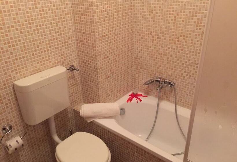 اتاق استاندارد سه نفره, Santa Lucia