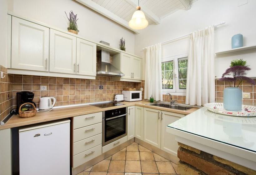 Апартаменты 2 Спальни Вид на Море, Sebastians Family Hotel & Taverna