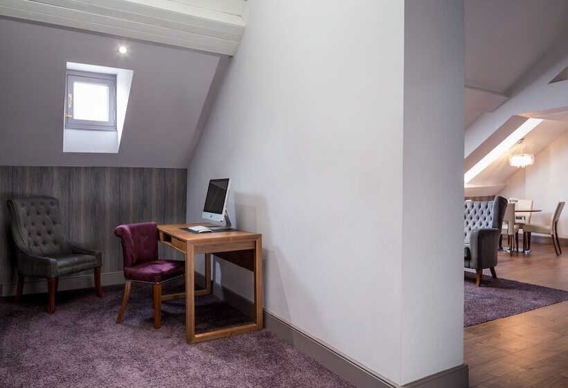 Пентхаус Люкс, Roomzzz Newcastle City