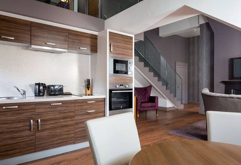 Пентхаус Люкс, Roomzzz Newcastle City