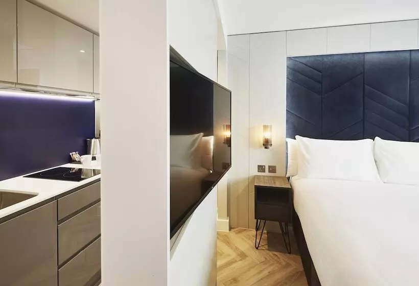 Standard-studio, Roomzzz Newcastle City