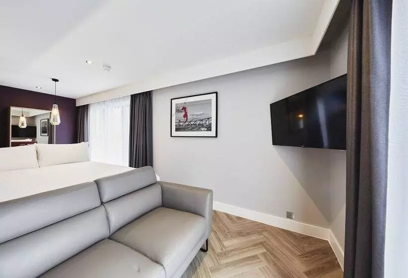 Standard-studio, Roomzzz Newcastle City