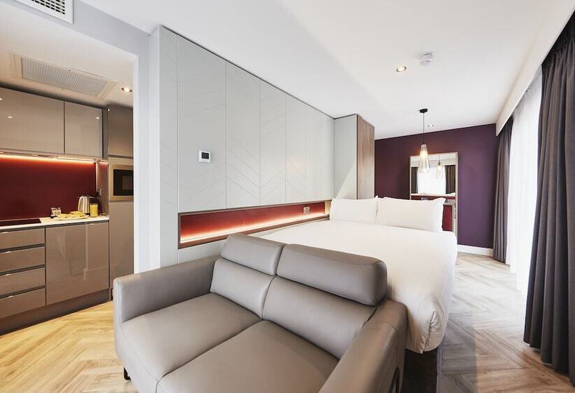 Студия Стандарт, Roomzzz Newcastle City