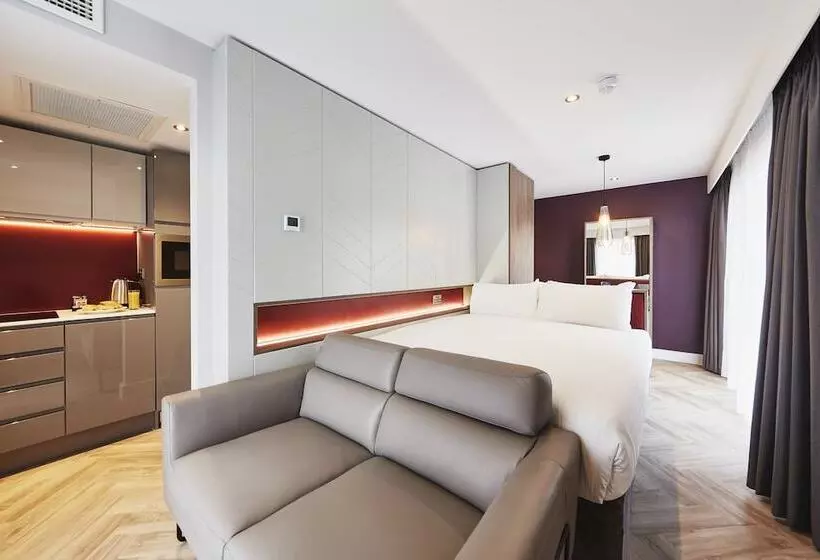 Standard-studio, Roomzzz Newcastle City