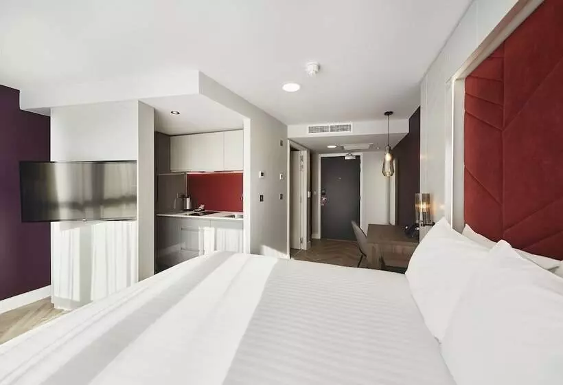 Standard-studio, Roomzzz Newcastle City