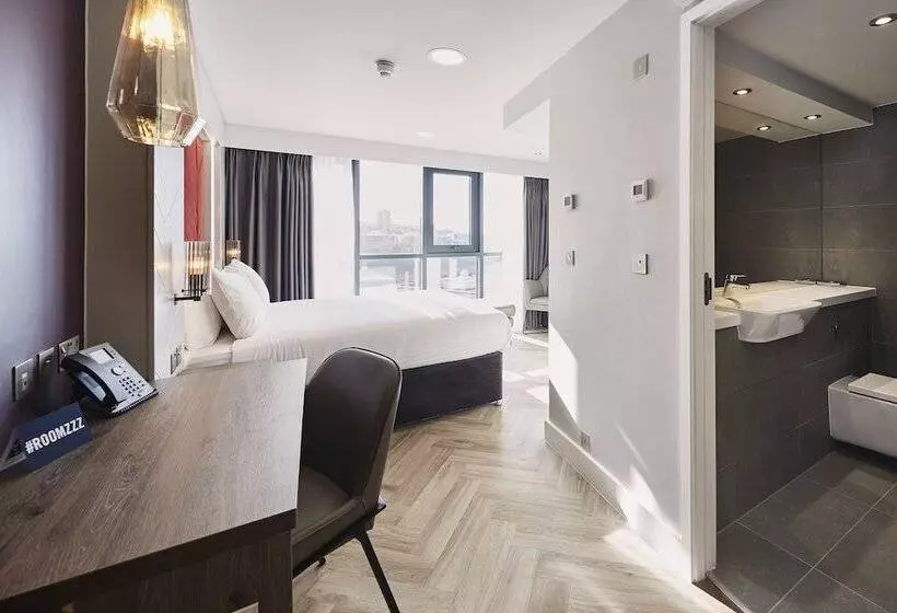 Standard-studio, Roomzzz Newcastle City