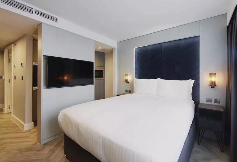 Standard-studio, Roomzzz Newcastle City