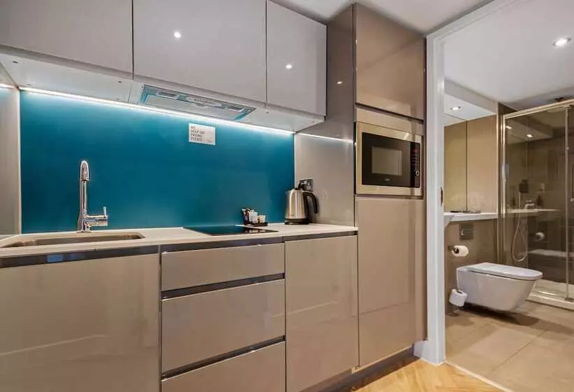 Standard-studio, Roomzzz Newcastle City