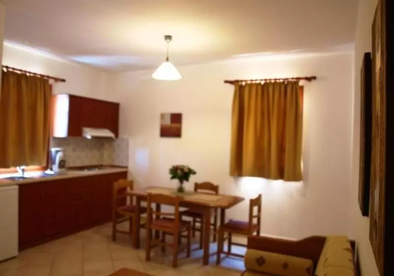 استودیوی استاندارد با چشمانداز دریا, Golden Sun Apartments