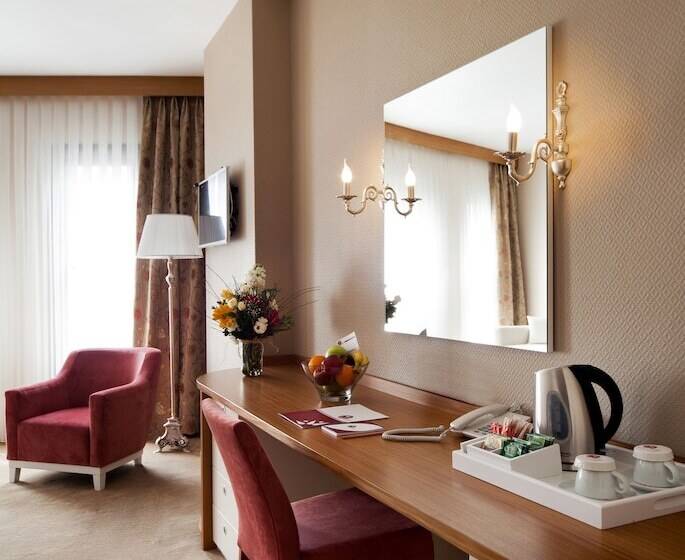 اتاق لوکس با چشم‌انداز شهر, Gravis Suites