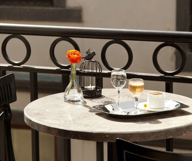 اتاق لوکس با چشم‌انداز شهر, Gravis Suites