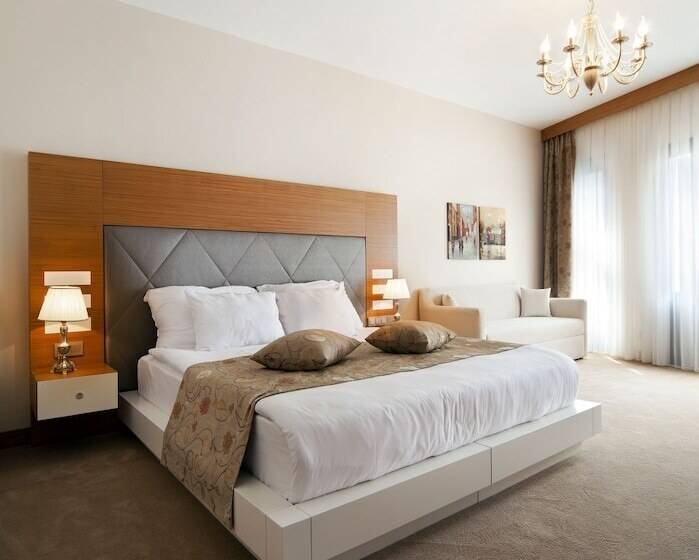 اتاق لوکس با چشم‌انداز شهر, Gravis Suites
