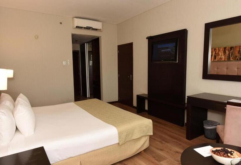 キングサイズベッドのスタンダードルーム, Howard Johnson Resort & Convention Center Ezeiza