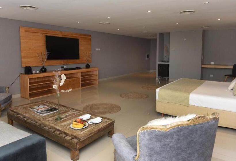 キングサイズベッドのスイートルーム, Howard Johnson Resort & Convention Center Ezeiza