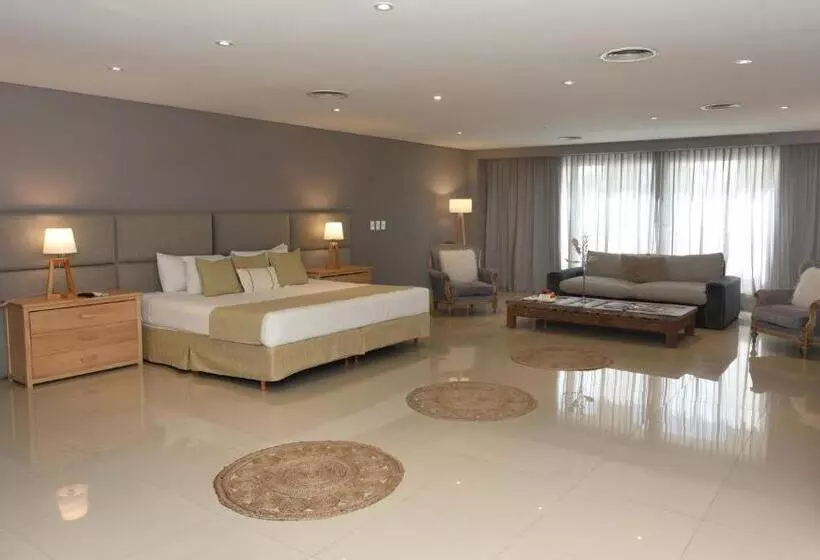 キングサイズベッドのスイートルーム, Howard Johnson Resort & Convention Center Ezeiza
