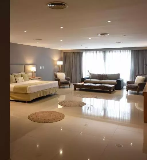 キングサイズベッドのスイートルーム, Howard Johnson Resort & Convention Center Ezeiza