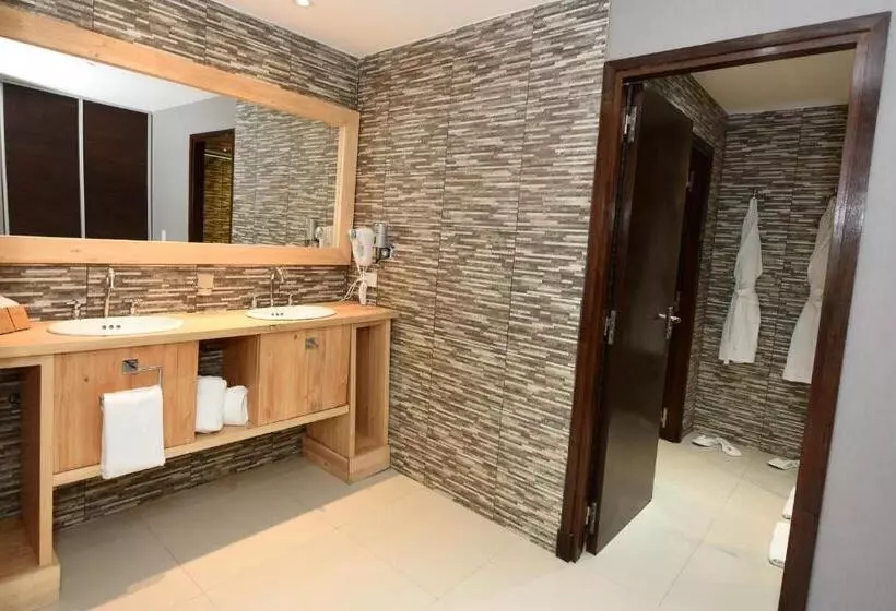 キングサイズベッドのスイートルーム, Howard Johnson Resort & Convention Center Ezeiza