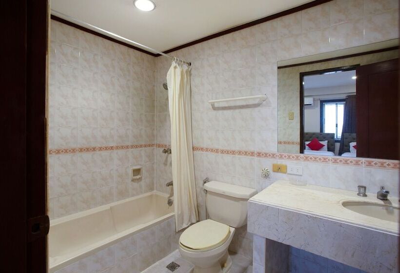 Номер Deluxe, The Humbertos