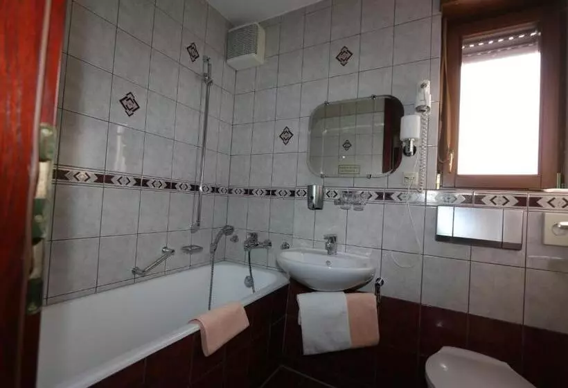اتاق استاندارد چهار تخته, Krona Domžale