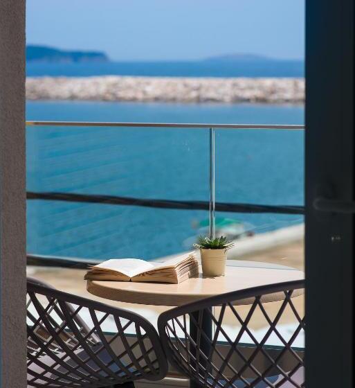اتاق لوکس با چشمانداز دریا, Molos