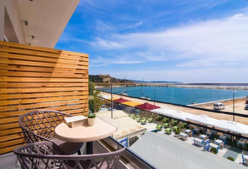 اتاق لوکس با چشمانداز دریا, Molos