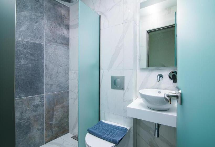 اتاق لوکس سه تخته, Molos