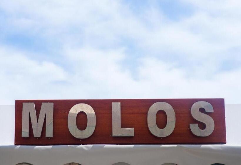 اتاق لوکس سه تخته, Molos