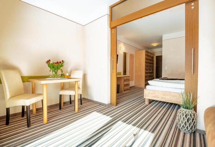 جناح مزوَّد بشرفة, Pogöriacherhof