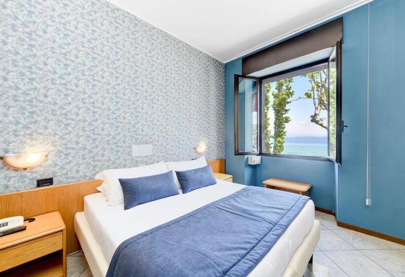 Номер Стандарт Вид на Озеро, Aurora