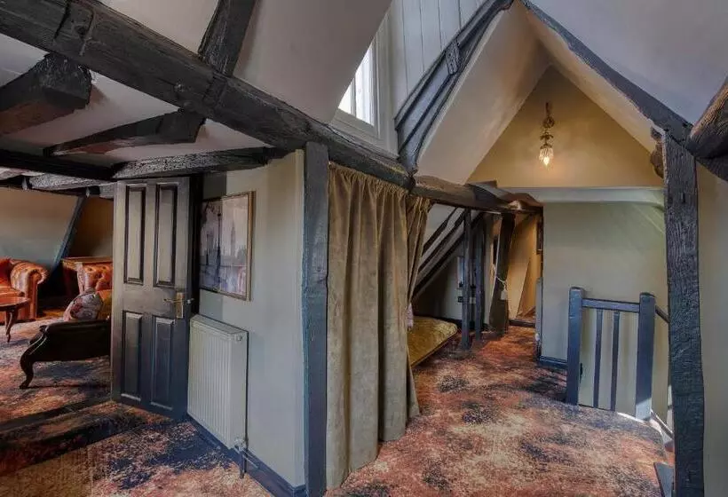 スイート, Guy Fawkes Inn