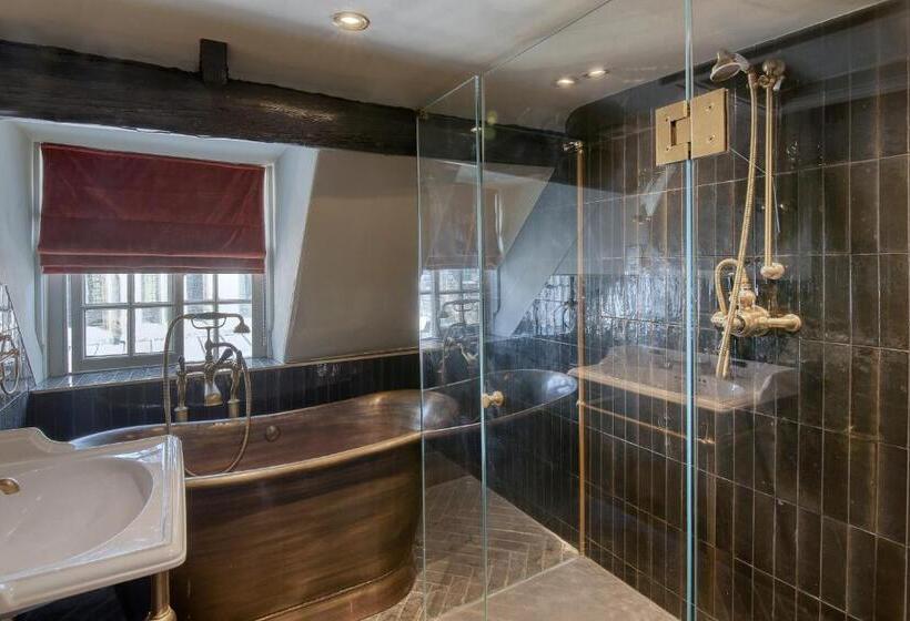 جناح, Guy Fawkes Inn