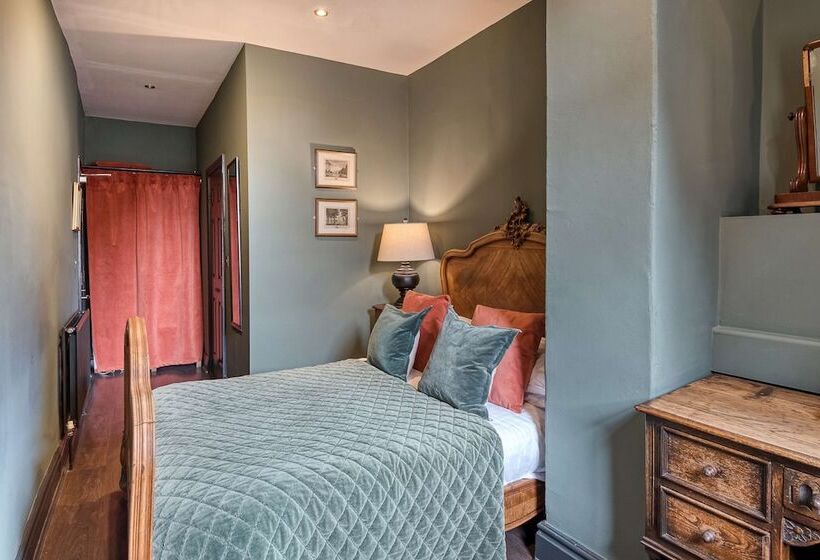 غرفة تنفيذية, Guy Fawkes Inn