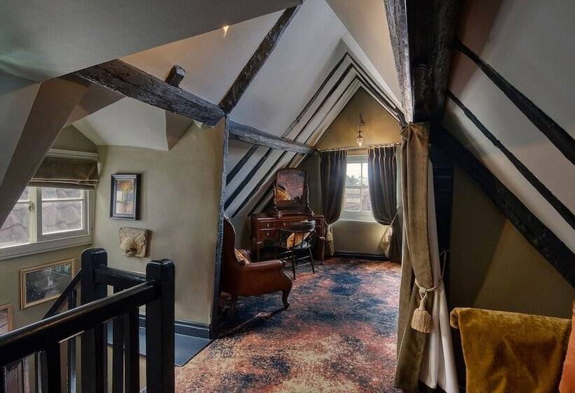 جناح, Guy Fawkes Inn