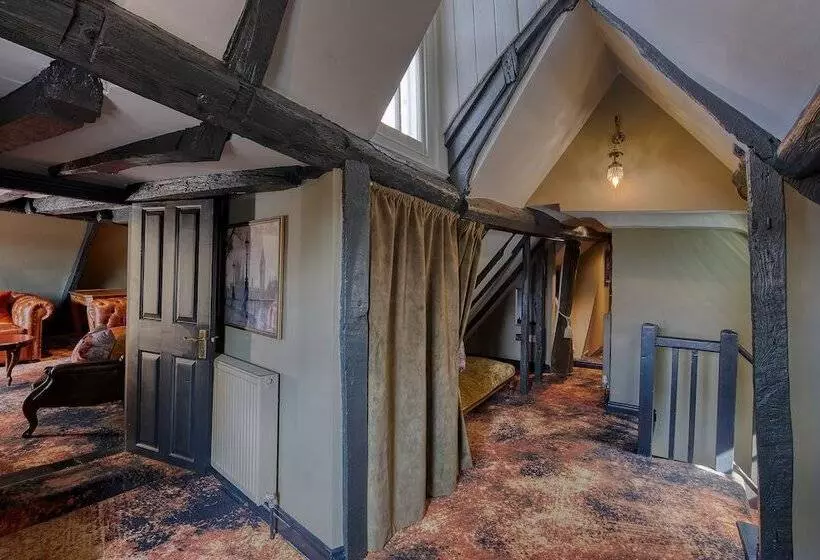 スイート, Guy Fawkes Inn