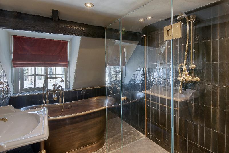 جناح, Guy Fawkes Inn