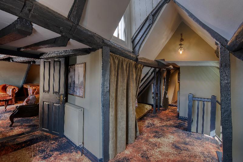 جناح, Guy Fawkes Inn