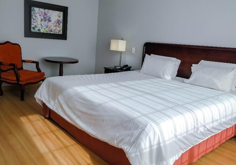 סוויטת ג'וניור, Internacional La Triada