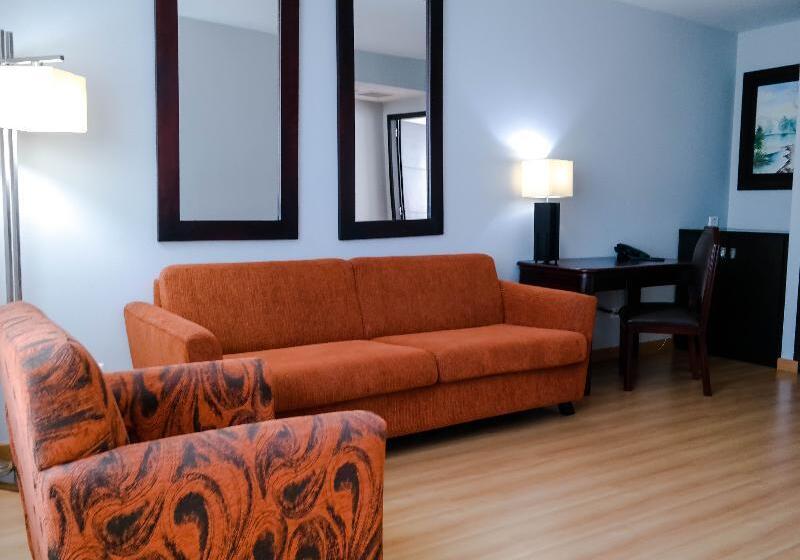 סוויטת ג'וניור, Internacional La Triada