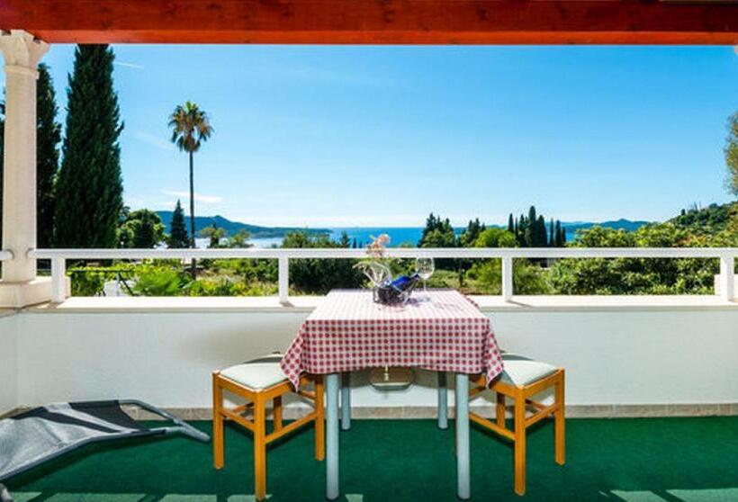 إستوديو قياسى مطل على البحر مزوَّد بشرفة, Sunny House Free Parking