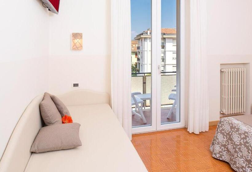 标准三人间, Taormina