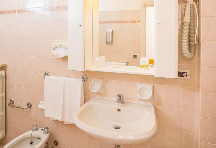 标准三人间, Taormina