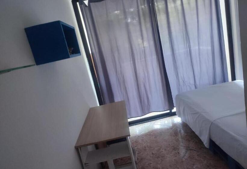 اتاق استاندارد یک تخته با بالکن, Casa Aluna Hostel