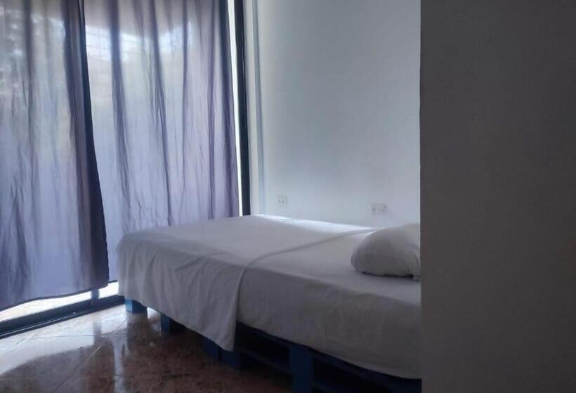 اتاق استاندارد یک تخته با بالکن, Casa Aluna Hostel