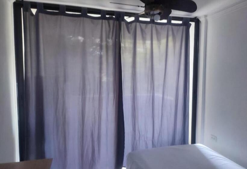 اتاق استاندارد یک تخته با بالکن, Casa Aluna Hostel