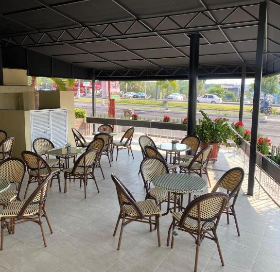 اتاق استاندارد چهارنفره با چشم‌انداز باغ, Caracoles Colima