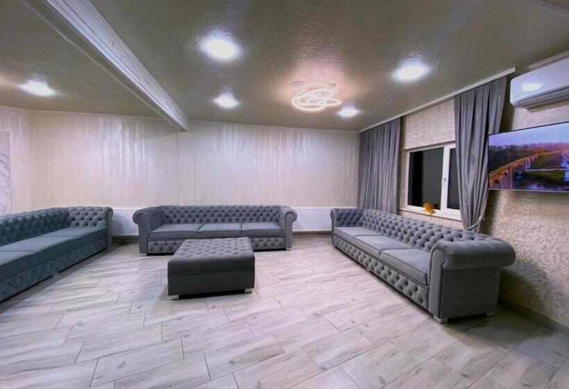 اتاق خانوادگی با چشم‌انداز کوه, Four Seasons In Carpathians